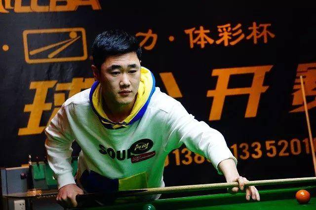 低于肩线且 低于肩线且